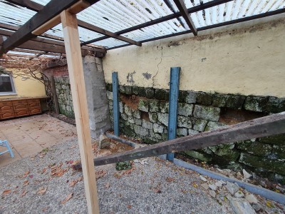 Einsturzgefährdete Stützmauer