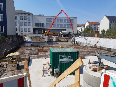 Die Bodenplatte Vorderhaus wird betoniert