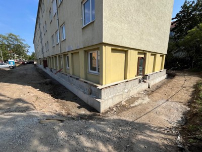 Betonsockel für Holzfassade