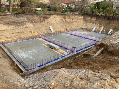 Bodenplatte ist fertiggestellt, Vorbereitung für den Einbau der Stahlbetonwände