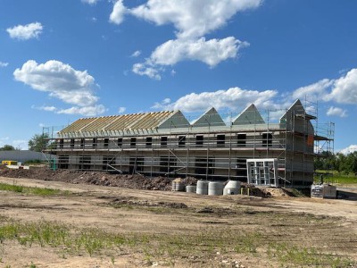 ...sofort folgen Dachstühle und Fenster