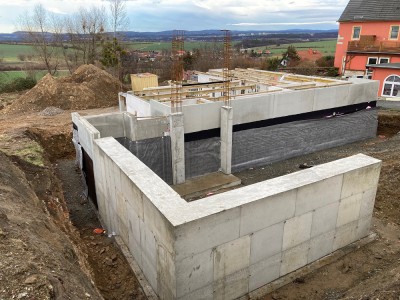 das Kellergeschoss ist fertig, die Decke kann verlegt werden