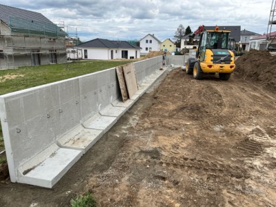 Erdarbeiten für Einbau der Stützwände