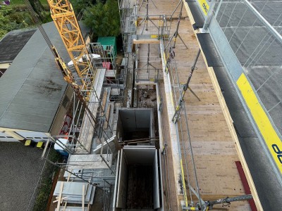 Treppenhaus und Aufzugsschacht kurz vor der Fertigstellung