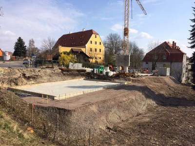 vorn Bodenplatte Doppelhaus, dahinter Bodenplatte Einfamilienhaus