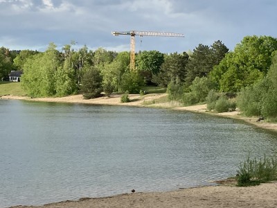 Blick vom Natursee Richtung Baustelle, dort wo das zukünftige Mehrfamilienhaus bald stehen wird.